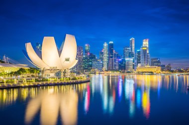 Singapur şehir manzarası ve Marina Bay görünümünü Singap gece