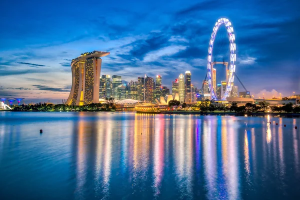 Skyline da cidade de Singapura e vista de Marina Bay à noite em Singap — Fotografia de Stock