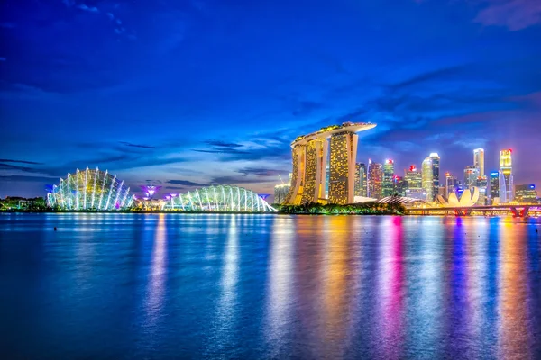 Singapur şehir manzarası ve Marina Bay görünümünü Singap gece — Stok fotoğraf