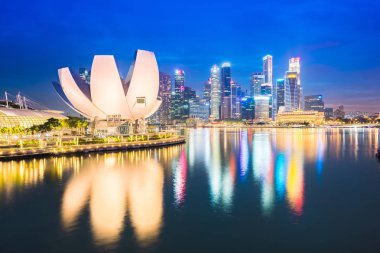Singapur şehir manzarası ve Marina Bay görünümünü Singap gece