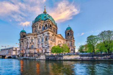Berlin Cathedral ile güzel bir gökyüzü, Berlin, Almanya