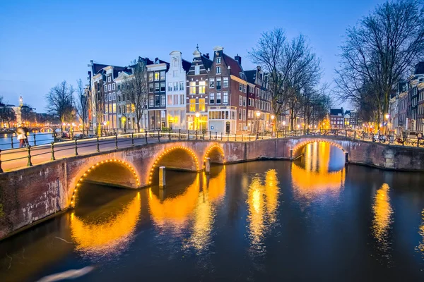 Amsterdam punto de referencia, Vista nocturna de la ciudad de Amsterdam en Holanda — Foto de Stock