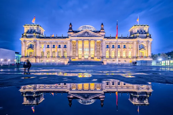 晚上在柏林，德国国会大厦或德国联邦议院在柏林，德国 — 图库照片