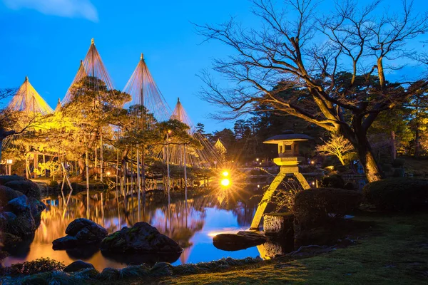 Iluminación de Kenrokuen Garden y Kanazawa Castle Park en Kanazaw — Foto de Stock