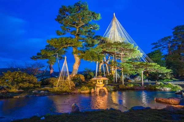 Iluminación de Kenrokuen Garden y Kanazawa Castle Park en Kanazaw — Foto de Stock