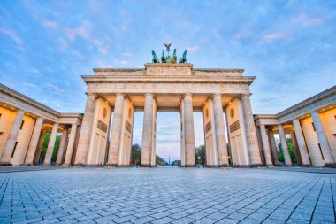 Berlin, Berlin, Almanya da The Brandenburg Gate güzel gökyüzü