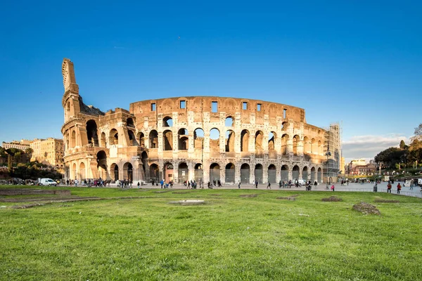 Vista do Coliseu em Roma e pôr do sol na Itália — Fotografia de Stock