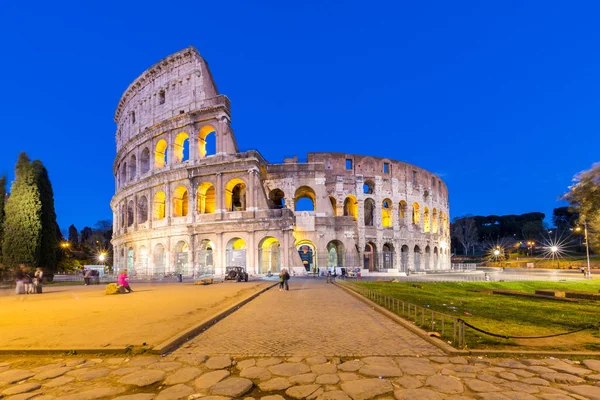 Vista nocturna del Coliseo de Roma en Italia — Foto de Stock