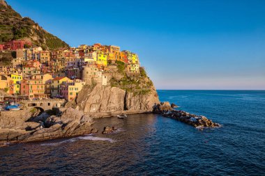 Cinque Terre, İtalya için Manarola Köyü'nde Günbatımı