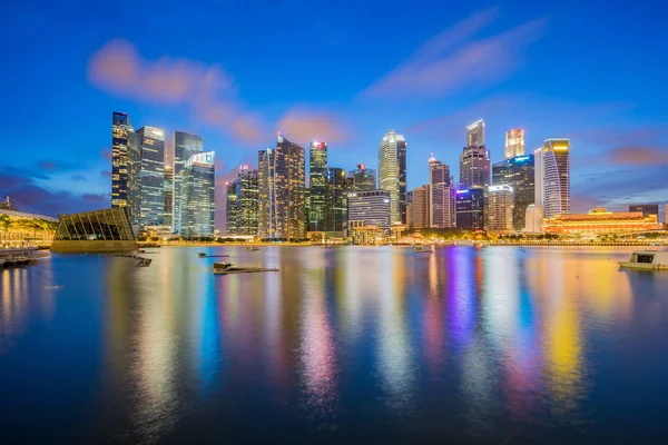 Ciudad de Singapur skyline por la noche por Marina bay — Foto de Stock