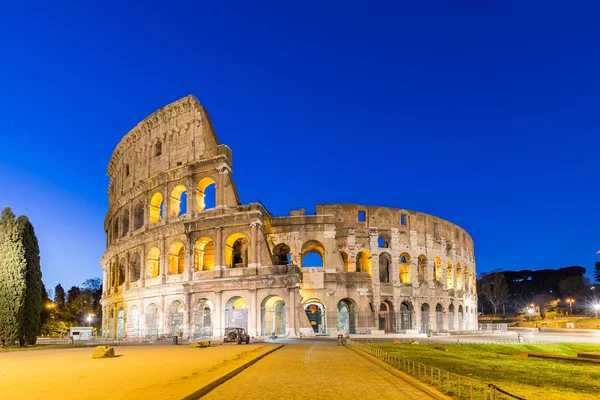 De mijlpaal van het Colosseum in Rome, Italië — Stockfoto