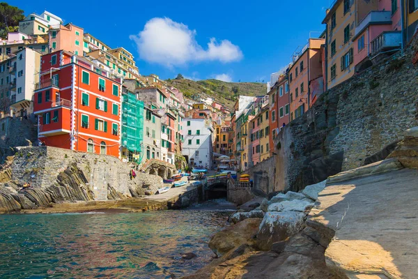 Riomaggiore uno de los cinco pueblos famosos de Cinque Terre, Italia —  Fotos de Stock