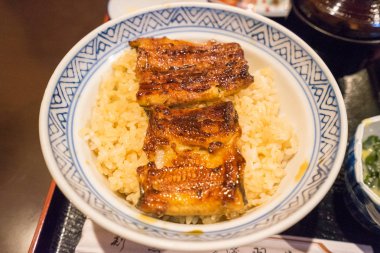 Unagidon veya haşlanmış pirinç (unagi) yılan balığı fileto ile tepesinde ızgara