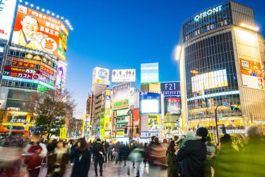 Tokyo, Japonya - 1 Ocak, 2017: Shibuya geçiş onun kapış geçiş için ünlüdür. Shibuya Station Tokyo, Japonya'nın önünde bulunan