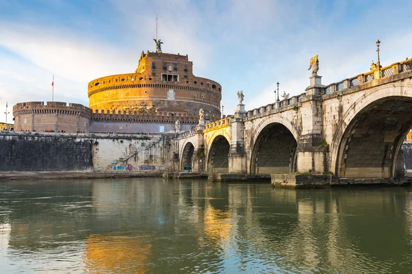 イタリア、ローマのティバー川にかかる聖天使城と橋 — ストック写真