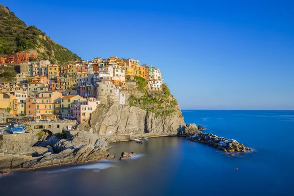 Manarola en av fem berömda byn i Cinque Terre, Italien — Stockfoto