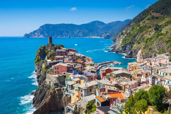Vernazza en av fem berömda byn i Cinque Terre, Italien — Stockfoto