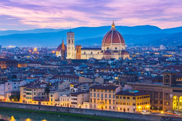 Сутінки від Домського собору Флоренції в Флоренція, Флоренція, Італія — стокове фото