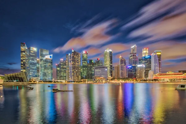 Обрис Сінгапуру, вид на Сінгапур Сіті вночі в Сінгапурі. — стокове фото