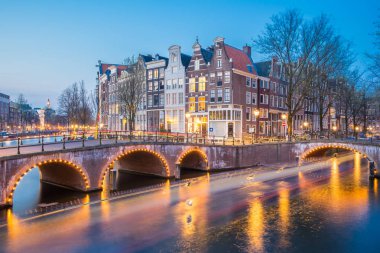 Hollanda Amsterdam şehir manzarası, gece gece görünümü