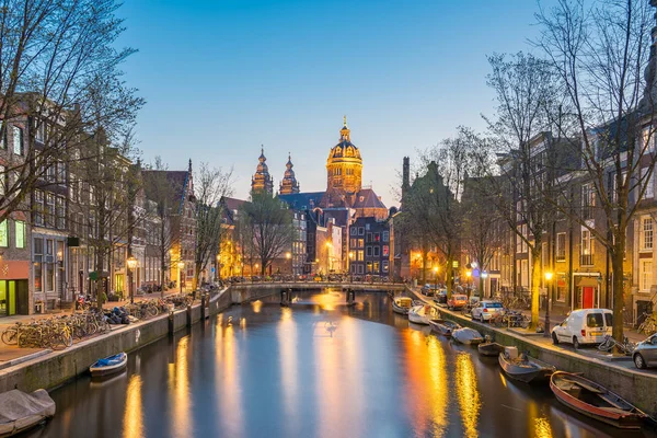 Kerk van Sint Nicolaas in Amsterdam stad bij nacht in Netherlan — Stockfoto