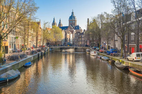 Άμστερνταμ πόλη και το κανάλι σπίτι στην Ολλανδία — Φωτογραφία Αρχείου