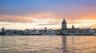 Köln, Almanya Köln Skyline gün batımı görünümü
