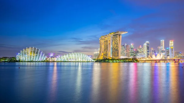 Vista de Marina Bay por la noche en Singapore City, Singapur — Foto de Stock