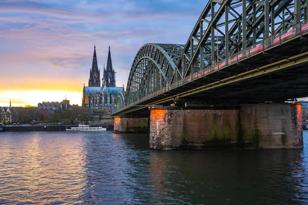 Este Kölnben és kilátással a kölni dómra Kölnben, Germa — Stock Fotó