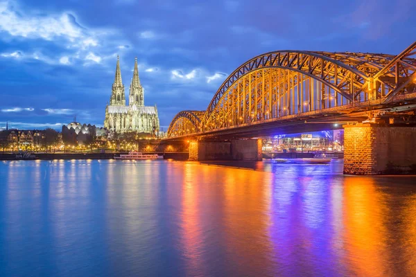 Nuit à Cologne et vue sur la cathédrale de Cologne à Cologne, Allemagne — Photo