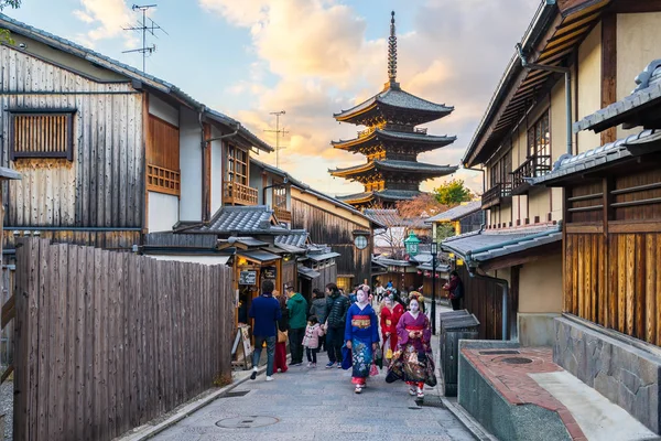 Ulicy starożytnych Yasaka Pagoda i Kyoto w Kyoto, Japan — Zdjęcie stockowe