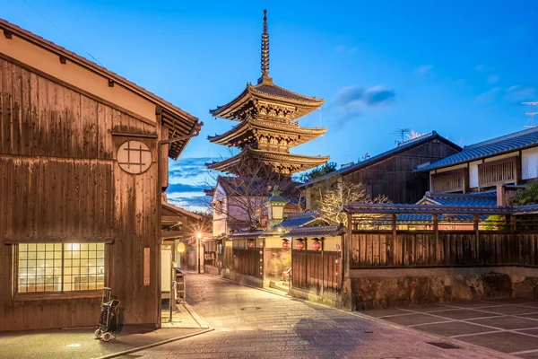 Pagode de Yasaka et ancienne rue de Kyoto la nuit à Kyoto, Japon — Photo