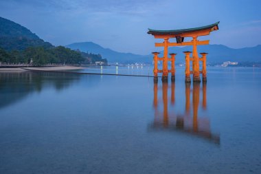 Torii kayan kapı Miyajima, Japonya