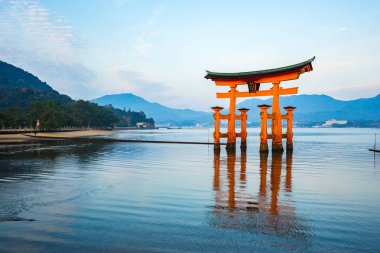 Japonya'nın Miyajima Adası yakın kayan kapaklı