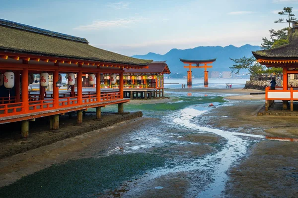 Isola di Miyajima in Giappone con la porta dei Torii galleggianti — Foto Stock