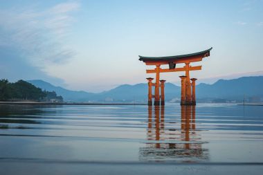 Japonya'da Torii kapaklı Miyajima Adası'nda sabah