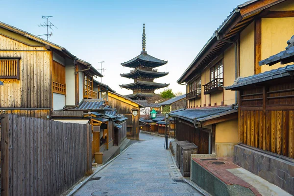 Pagoda de Yasaka y la calle Sannen Zaka en la mañana, Kyoto, Japa — Foto de Stock