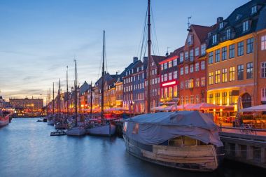 Geceleri Nyhavn kanalda Kopenhag şehir, Danimarka