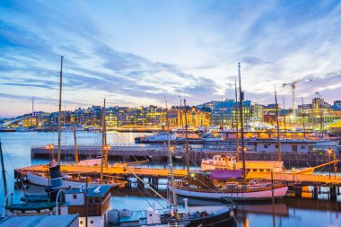 Oslo city, tekneler ve yatlar alacakaranlıkta Norveç'te Oslo bağlantı noktası
