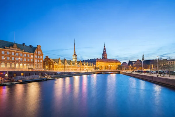 Copenaghen vista sulla città di Christiansborg Palace di notte a Liguh — Foto Stock