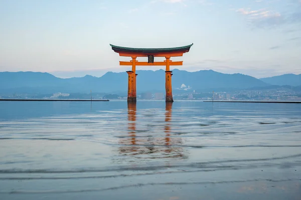 Il punto di riferimento della porta Torii del Giappone nell'isola di Miyajima — Foto Stock