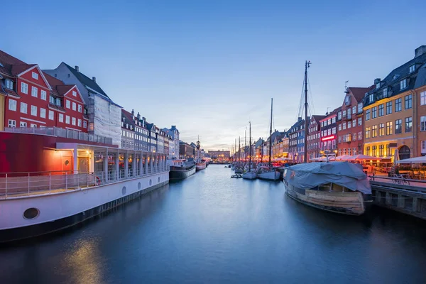 Nyhavn Canal di notte nella città di Copenaghen, Danimarca — Foto Stock