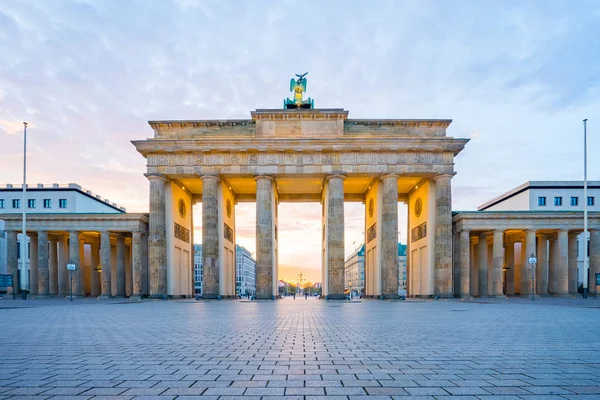 Salida del sol en Berlín, Puerta de Brandenburgo en Berlín, Alemania — Foto de Stock