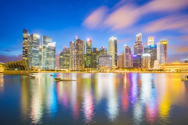 Singapur centro de la ciudad por la noche en Singapur — Foto de Stock