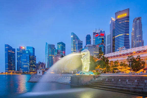 Мерліон і buidlings в центрі міста Сінгапурі — стокове фото