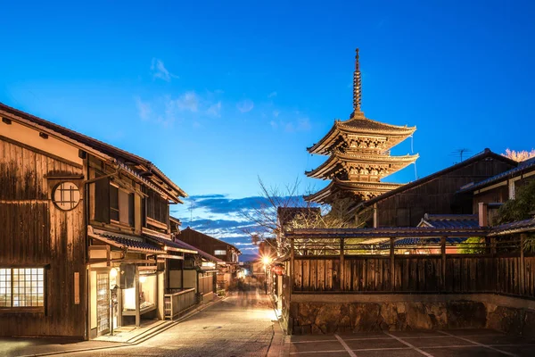 Yasaka Pagoda y Kyoto antigua calle por la noche en Kyoto, Japón —  Fotos de Stock