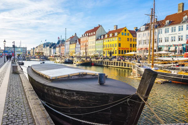 Нюхавн та забезпечує в місті Копенгаген, Данія — стокове фото