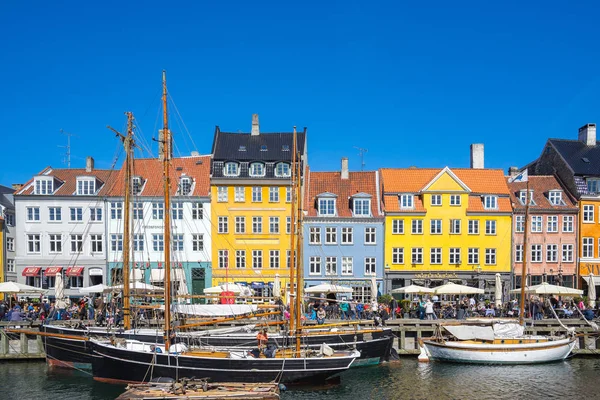 Перегляд Нюхавн та забезпечує в місті Копенгаген, Данія — стокове фото