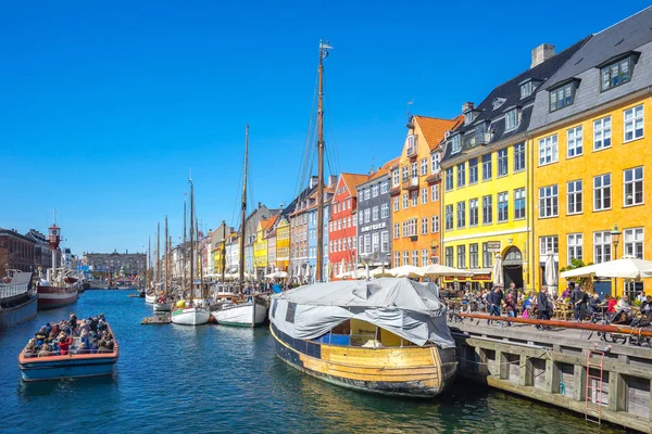 Нюхавн та забезпечує в місті Копенгаген, Данія — стокове фото