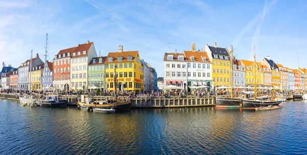 Nyhavn con il suo pittoresco porto a Copenaghen — Foto Stock